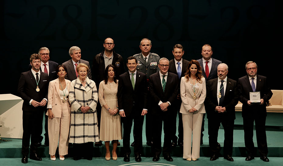 El presidente de la Junta, Juanma Moreno, y la presidenta del Parlamento, Marta Bosquet, junto a los galardonados.